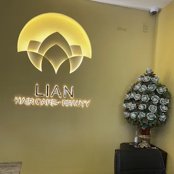 Logo Lian Hair Care trên tường sảnh