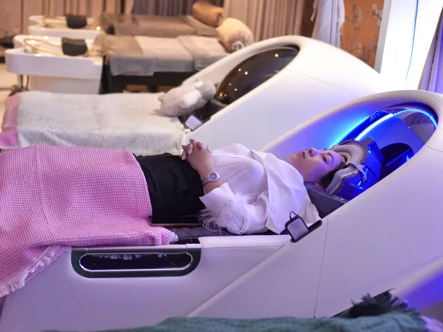 Khách thư giãn trên máy gội đầu AI tại Lian