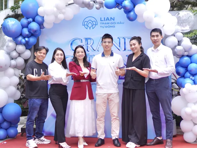 Đội ngũ Lian trong ngày khai trương